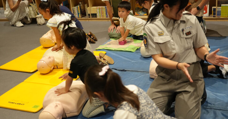 胸骨圧迫　救急救命　消防士